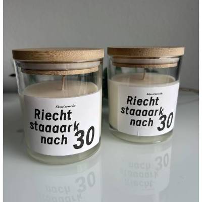 Personalisierte Duftkerze – "Riecht stark nach..." oder "Stinkt hart nach..." Wunschalter"