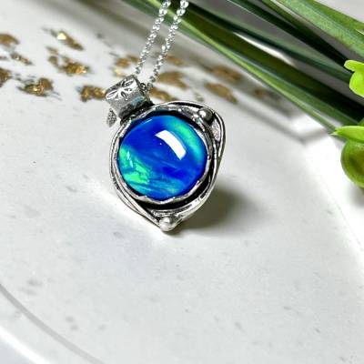 Galactic Glow – Anhänger mit Opal & Resin im antiken Silber-Look – Handgemacht mit 925 Silberkette – Geschenkidee Unikat