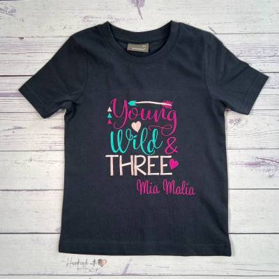 Geburtstagsshirt mit Schriftzug young, wild & three und Namen bestickt I personalisiertes T-Shirt zum 3 Geburtstag