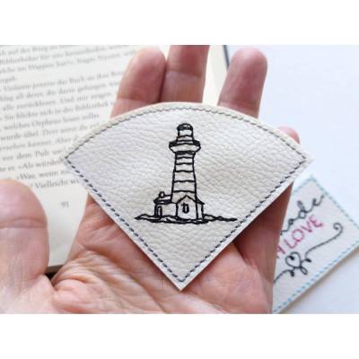 Lesezeichen Leuchtturm gestickt, weisses Kunstleder, Leseecke Urlaub, Geschenk Reise, Meer, Ferien