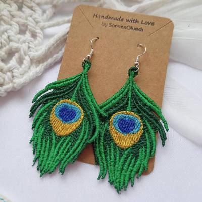 Ohrringe Pfauenfeder grün gestickt – filigrane Spitzen Lace Statement Ohrschmuck