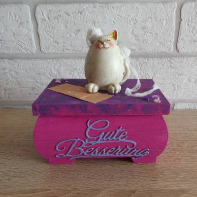 Geschenkverpackung Holztruhe "Gute Besserung" dekoriert mit Katze, Verbandszeug und Pflaster
