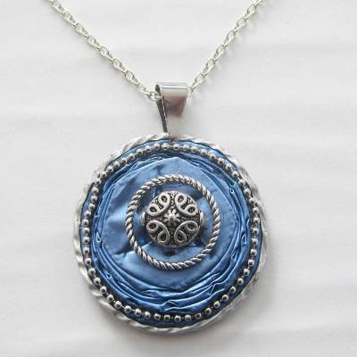 Upcycling Kette kurz mit Anhänger blau silberfarben Schmuckring aus Kaffeekapseln