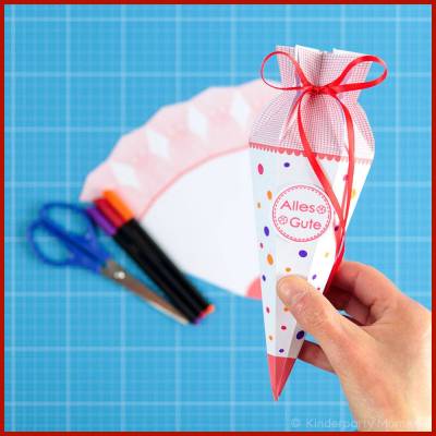 Sieben Kleine Schultüten basteln mit Vorlagen in Regenbogenfarben