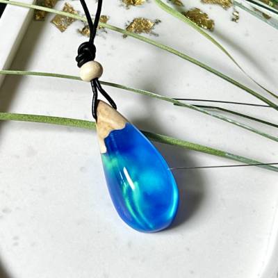 Aurora Drop – Tropfenanhänger mit synthetischem Opal & Maserholz – Handmade Schmuck in Nordlichtfarben 
