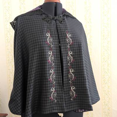 Schwarzes Wollcape mittellang mit Stickerei in silber und wunderschöner Spitze