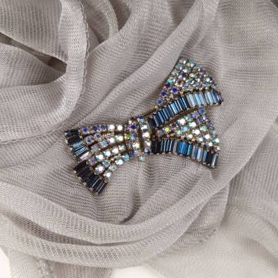 Vintage Schleifen-Brosche mit Aurora Borealis Strass, ca.1950–60er Jahre