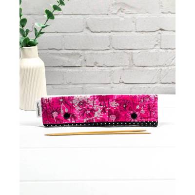 Nadelgarage für 20 cm Nadelspiele – pink mit Blumen & Punkten, gepolstert, sicherer Druckknopfverschluss