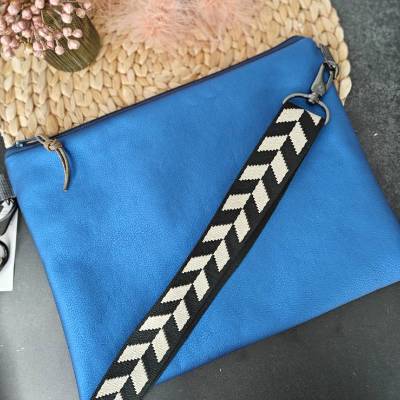 Flache Umhängetasche aus Kunstleder in Royalblau – Elegant, praktisch & vielseitig