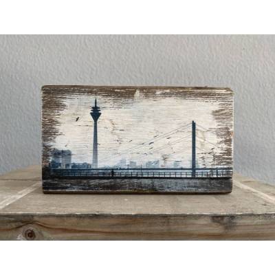 Upcycling Kunst auf altem Holz – Fotodruck eines Kadett B Oldtimers auf Vintage Dachbalken