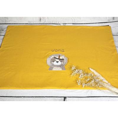 Babydecke Löwe mit eingesticktem Namen – Kuscheldecke, Babywagendecke & Krabbeldecke aus Baumwolle mit Waffelpique Rückseite – Individuelles Geschenk