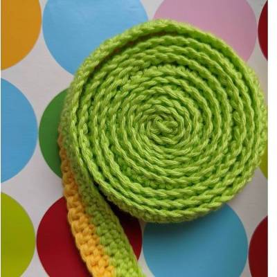 Gehäkeltes Schneckenband Felix – Buntes Motorikspielzeug aus Baumwolle für kleine Hände