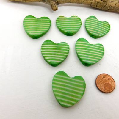 6 grüne Herz-Knochenperlen handgemacht ca. 25x26x4mm – Naturprodukt für Schmuck & Deko