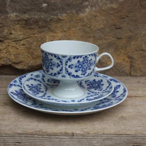 3 tlg. Sammeltasse / Sammelgedeck Echt Kobalt / mit Blumendekor / Fine China LICHTE Porzellan / 50er 60er Jahre DDR