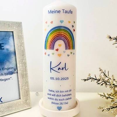Die Taufkerze "Regenbogen", die sowohl für Jungen als auch für Mädchen geeignet .