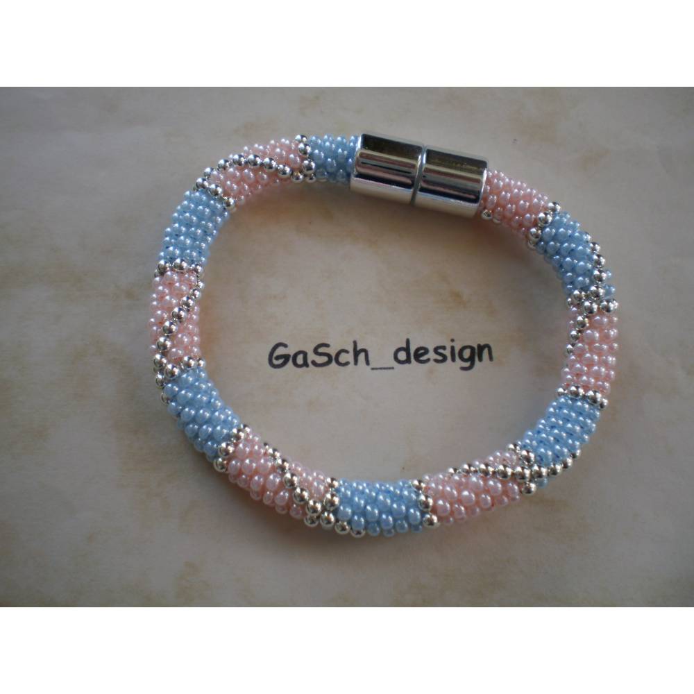 Häkelarmband aus Perlen "Zarte Babyfarben" – handgefertigt, einzigartig & elegant Bild 1