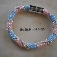 Häkelarmband aus Perlen "Zarte Babyfarben" – handgefertigt, einzigartig & elegant