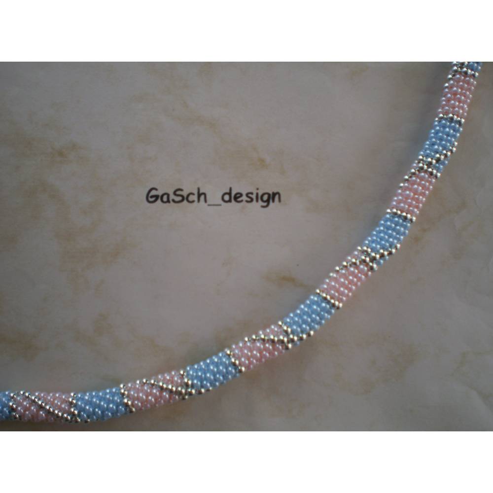 Häkelarmband aus Perlen "Zarte Babyfarben" – handgefertigt, einzigartig & elegant Bild 2