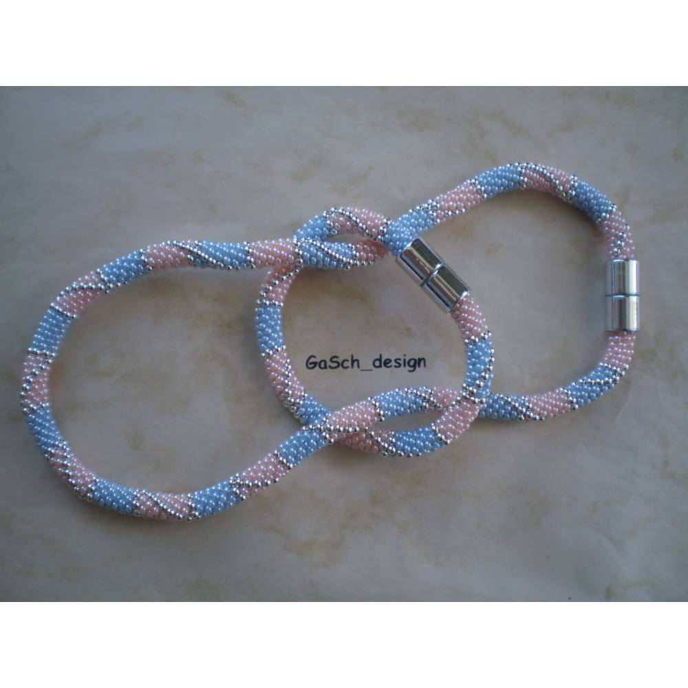 Häkelarmband aus Perlen "Zarte Babyfarben" – handgefertigt, einzigartig & elegant Bild 3