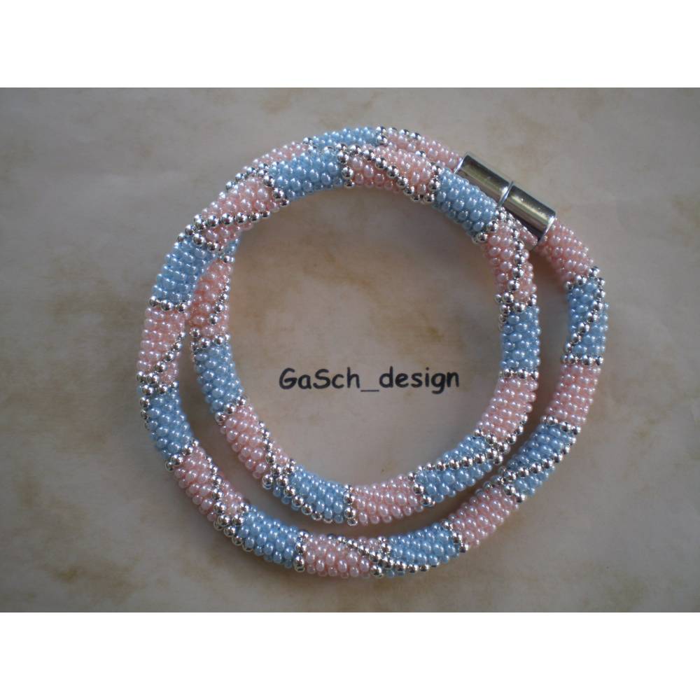 Häkelarmband aus Perlen "Zarte Babyfarben" – handgefertigt, einzigartig & elegant Bild 4