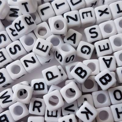 1 Buchstabenperle Würfel weiß mit schwarzer Schrift A-Z