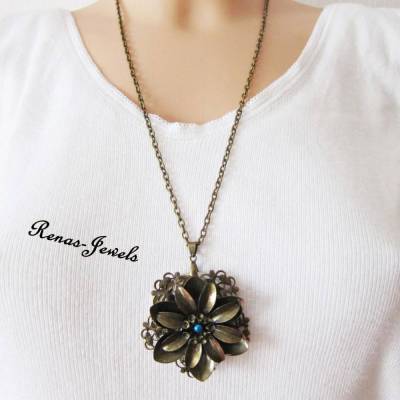 Lange Kette mit bronzefarbenem Blumen Anhänger und blauer Perle – Upcycling Blumenkette