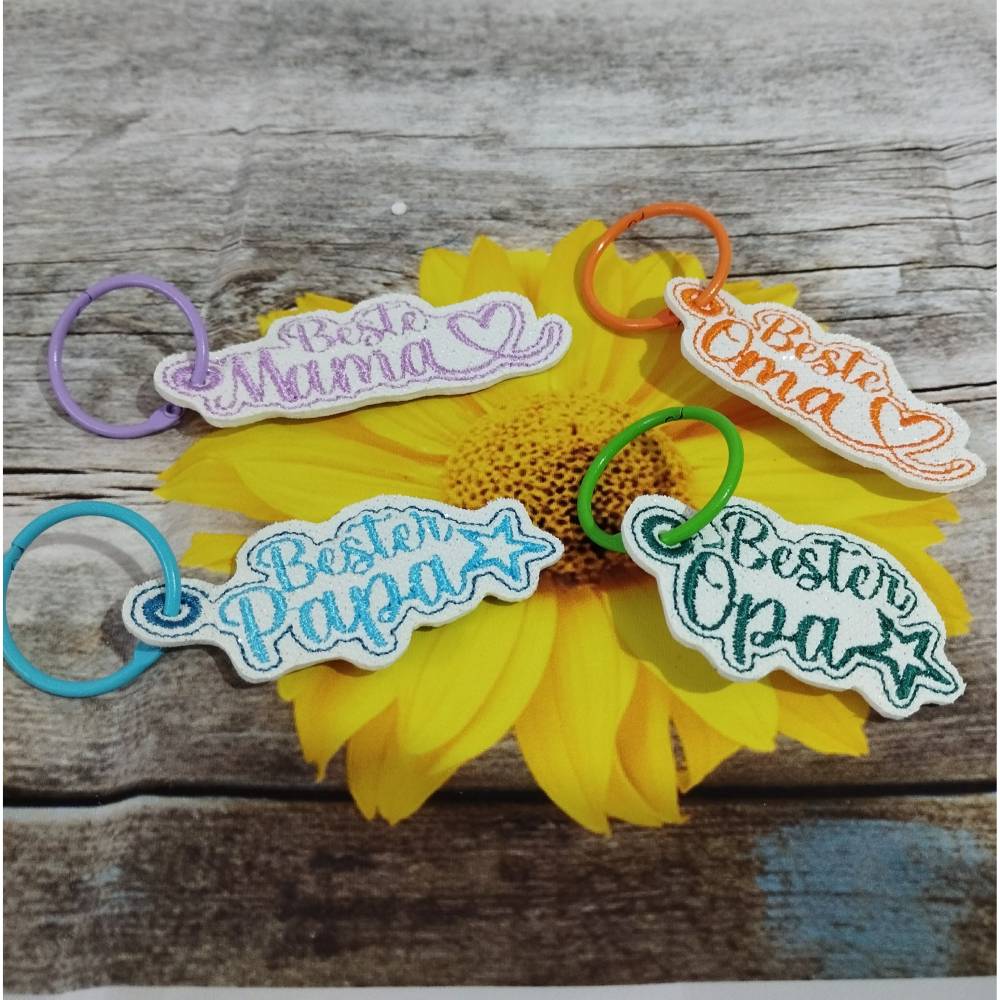 Stickdatei Schlüsselanhänger ITH Set Mama Papa Oma Opa – Design by Jasmina Bild 1