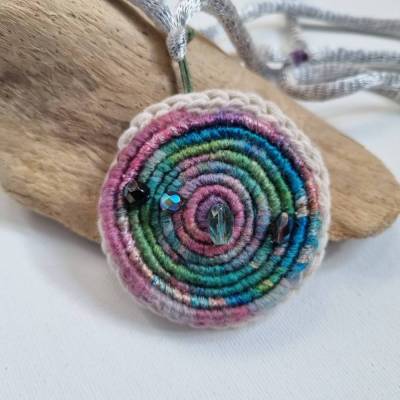 Einzigartige Häkelkette aus einer runden gehäkelten Woll-Spirale