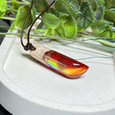 Ruby Glow – Hei Toki Anhänger mit Maserholz & Labor-Opal – Handgemachter Schmuck in Rubinrot – Kraftvolles Geschenk 