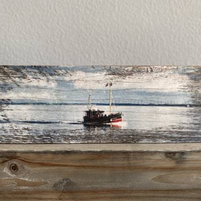 Upcycling Holzkunst – Fischkutter vor Sylt, Fotodruck auf altem Dachbalken, maritimes Unikat