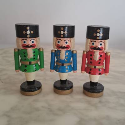 Vintage *** 3 kleinere weihnachtliche Nussknacker ***