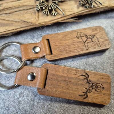 Schlüsselanhänger aus Holz mit Gravur – verschiedene Motive (Hirsch, Dala...)