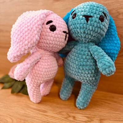 Niedlich,  gehäkelte Hasen