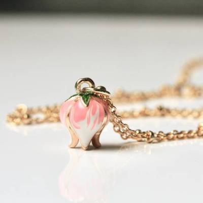 Kette Blüte Charm gold mit emaillierter Blütenknospe eine außergewöhnliche handgefertigte Halskette