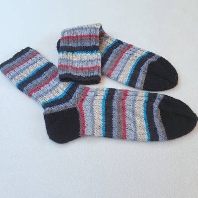 Handgestrickte Männersocken Größe 44/45 – Schwarz mit Streifen, hochwertige Strumpfwolle