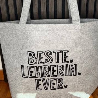 Sehr schöne bestickte Filztasche/ Tragetasche/ Shopper Lehrerin hellgrau