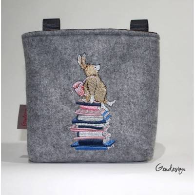 Lenkertasche "Hase auf Büchern" aus Filz, wasserabweisendes Futter, personalisierbar