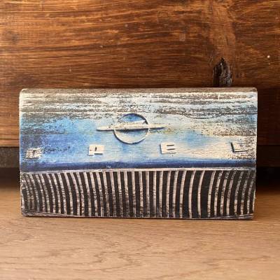 Opel Oldtimer Fotokunst auf Altholz – Vintage Schriftzug & Logo, Upcycling Wandbild, Unikat