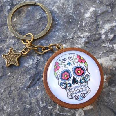 Schlüsselanhänger Skull Holz Rund Cabochon Bronze Stern Gothic Männerschmuck