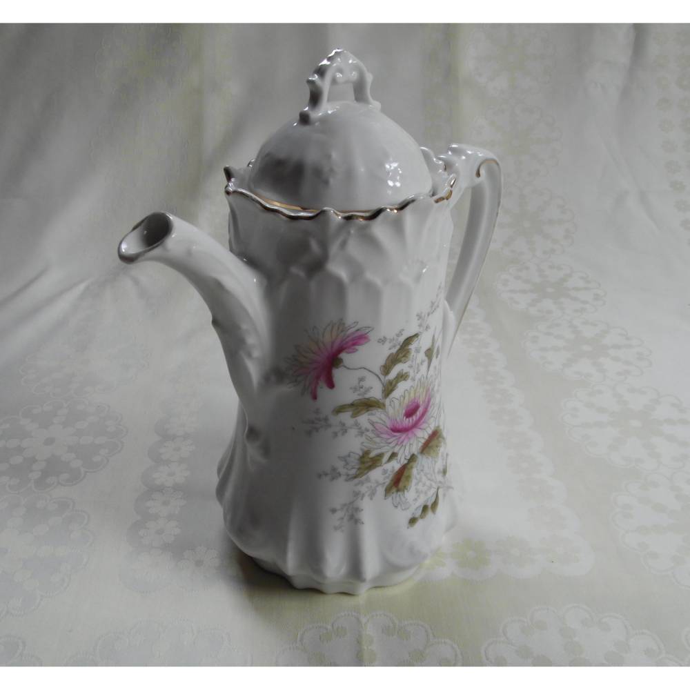 Vintage große Kaffeekanne aus weißem Porzellan mit Blumenmuster plus zwei Tassen vermutlich 1960er Jahre