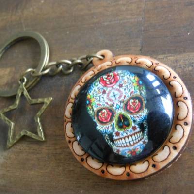 Skull Holz Cabochon Schlüsselanhänger rund Bronze Stern – Gothic Männerschmuck