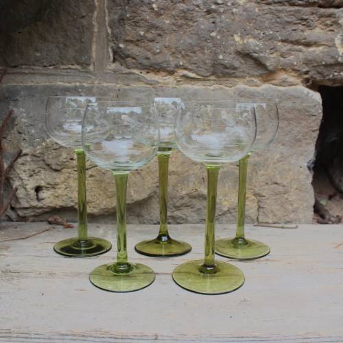 5er Set Jugendstil Weingläser geschliffenes Traubendekor mundgeblasen grüner Stiel um 1910