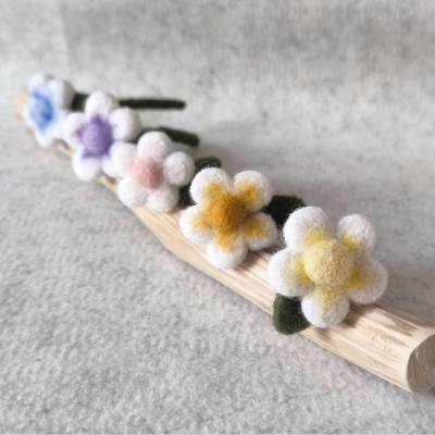 Filzblumen - weiße Blüten mit farbigem Kern aus 100% Schafwolle im Scandi-Style, nachhaltige Sommer-Deko, handgemacht