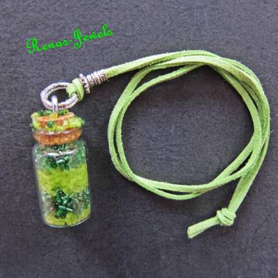 Lange Kette mit Glasflasche Anhänger – Grün Silberfarben, Rocailles, Veloursband, Fläschchen-Schmuck
