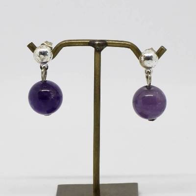 Kurze versilberte Ohrringe zum Stecken hängend mit Amethyst Stein Kugelrund - Zeitlose Damenohrringe