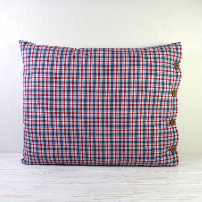 Kissen im Landhausstil aus Baumwollstoff in rot weiß blau kariert mit braunen Knöpfen ca. 50 x 40 cm