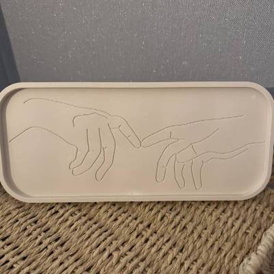 Handgegossenes Schmucktablett mit Line Art „Berührende Hände“ (Sandweiß)