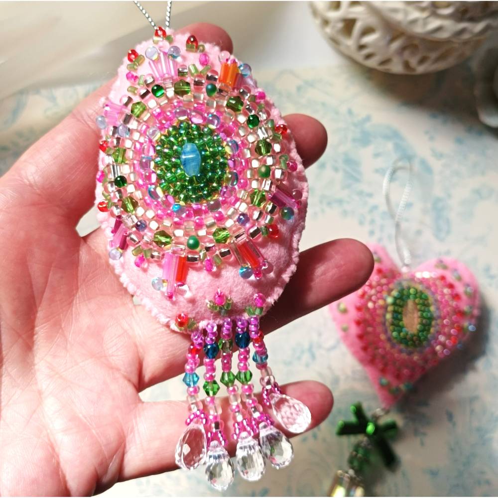 Boho Ornament Unikat handbestickt bunt mit Perlen – Luxus Deko Herz & Oval, pompös handmade