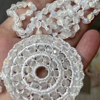 Perlenkette mit Facettenperlen aus Glas und einem Anhänger 