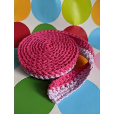 Gehäkeltes Schneckenband „Vio“ aus Baumwolle – Spielband pink/flieder für Kleinkinder